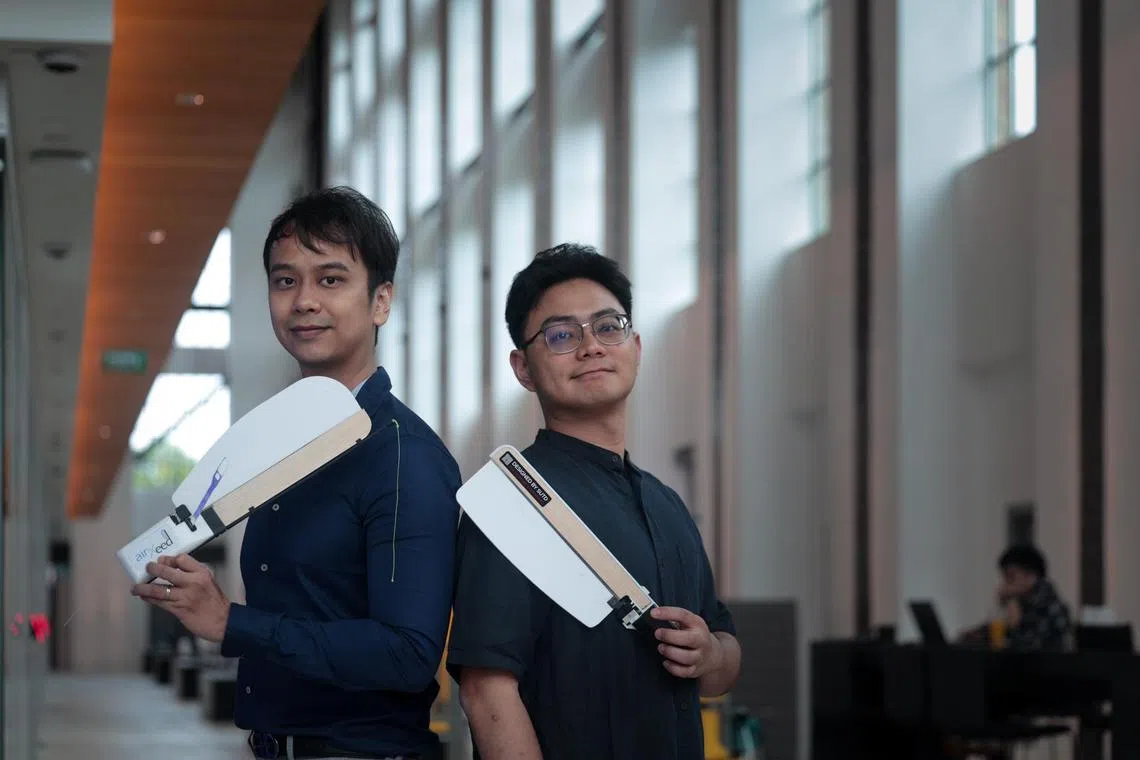 新加坡科技设计大学博士毕业生沙恩（左）和丹尼尔设计的可循环利用无线电探空仪airXeed，也获得今年戴森设计大奖的全国亚军。（张俊杰摄）