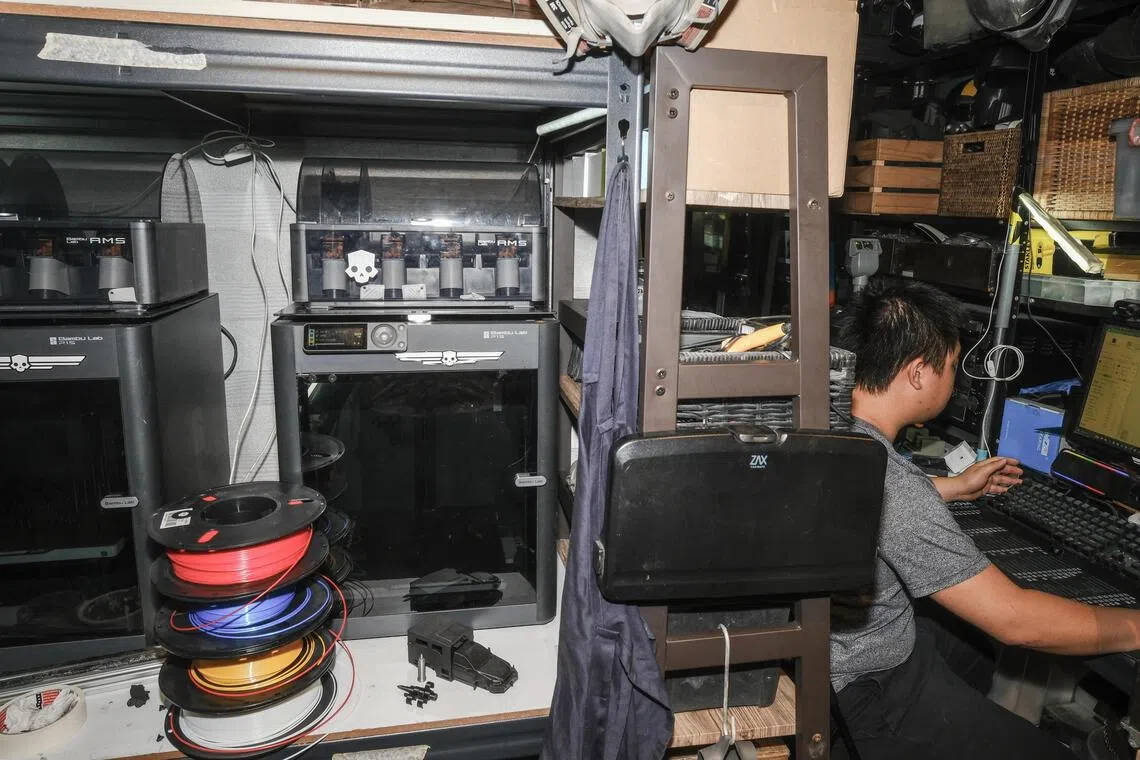 就读机械工程的许方熹将所学应用于实践，在住家设立工作室，使用3D打印机为社团大多数成员制作服装道具。（曾坤顺摄）