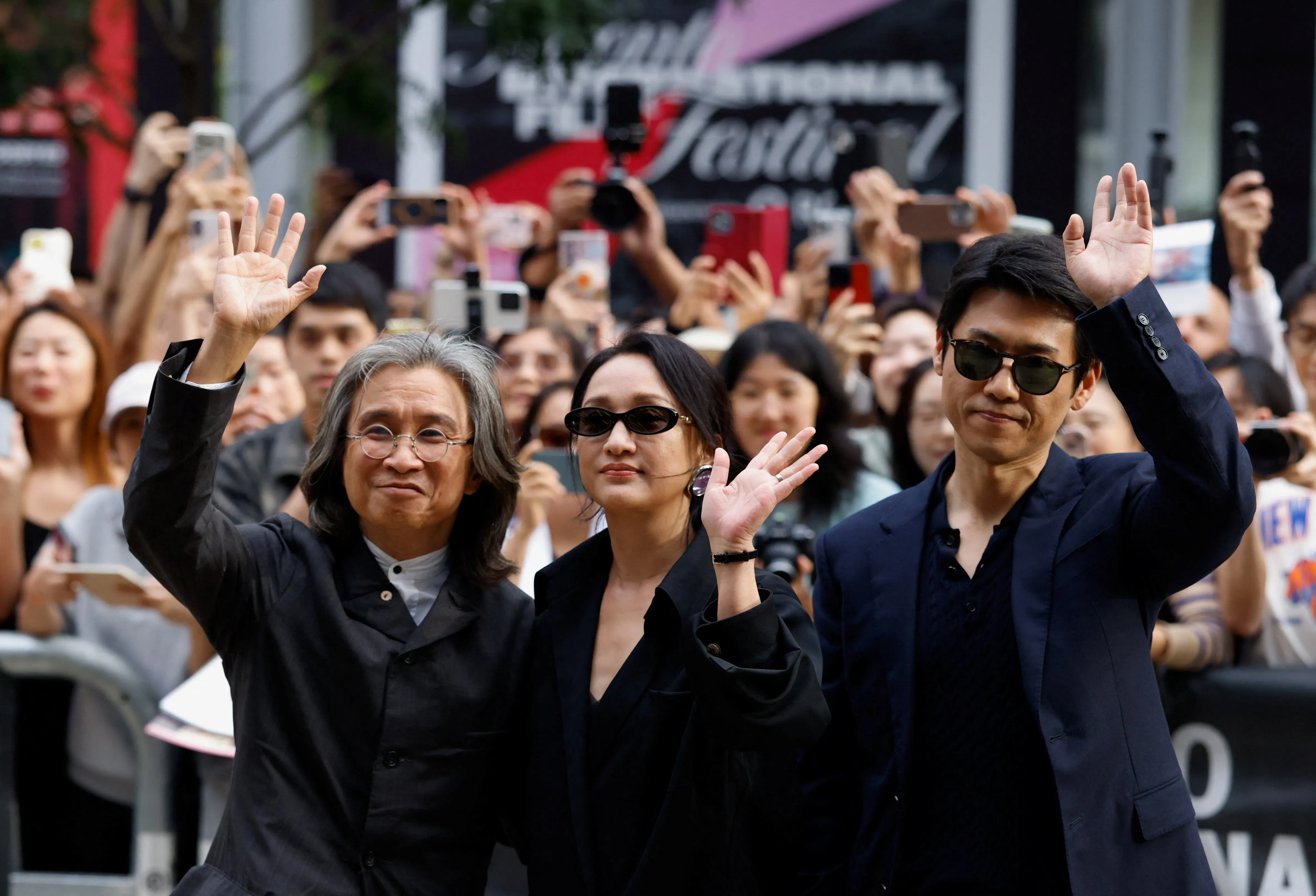 陈可辛（左起）携新作《明天，会更好》主角周迅和王骁出席9月的多伦多影展。（路透社）