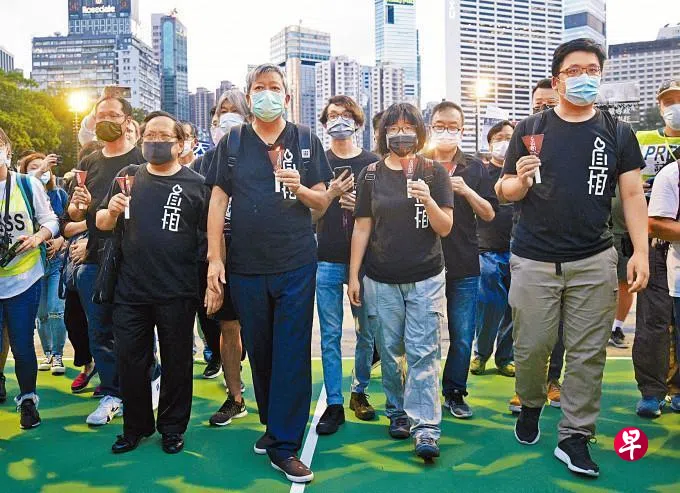 香港法院将于下星期五（8月21日）对已解散的香港支联会涉“煽动颠覆国家政权案”作出裁决。此案三名核心人物支联会前主席李卓人（前排中）、前副主席邹幸彤（前排右二）在案件今年1月开审时均不认罪，另一前副主席何俊仁（前排左一）则当庭认罪。 （互联网）