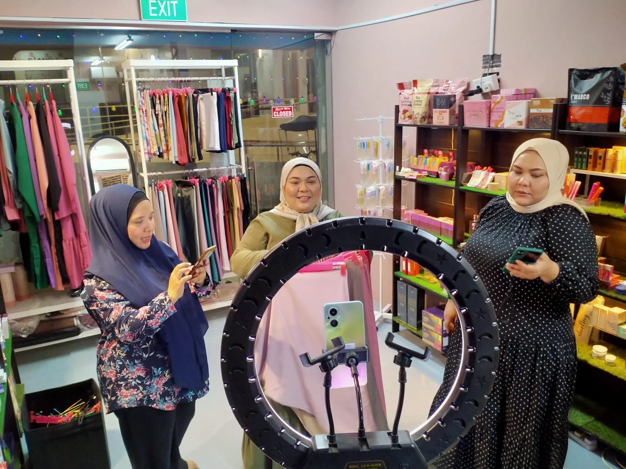 在直播时，主要是艾玛（左一）的两个妹妹在主导，因为她们个性活泼，在镜头前很自然，介绍商品也很吸引人。她们会在镜头前拌嘴玩闹，活泼的风格，很受顾客欢迎。（受访者提供）