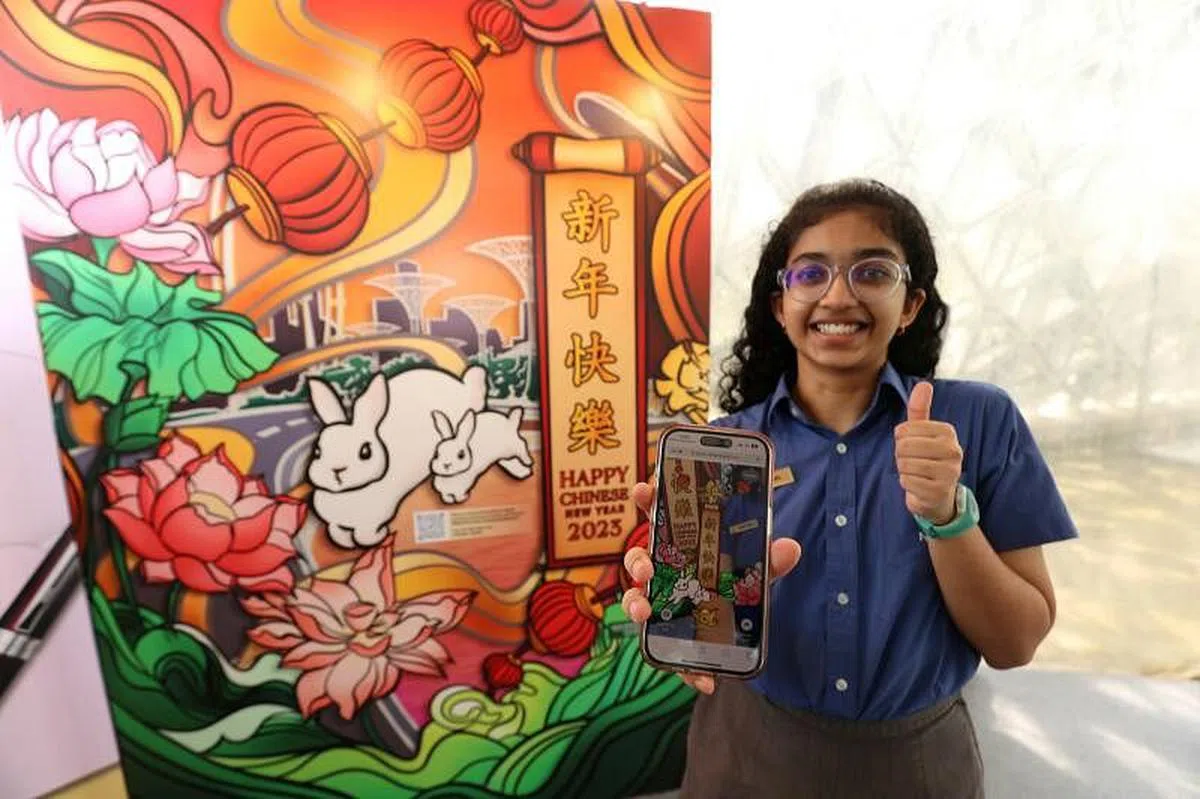 来自NPS国际学校的印度裔学生Malavika Ramesh为这次展览设计贺年卡，公众也能通过手机应用逐一翻看各式贺卡。（梁麒麟摄）