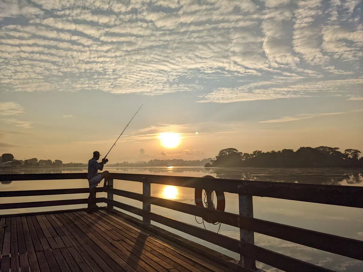 日出、垂钓、生活。（摄影/刘永健）