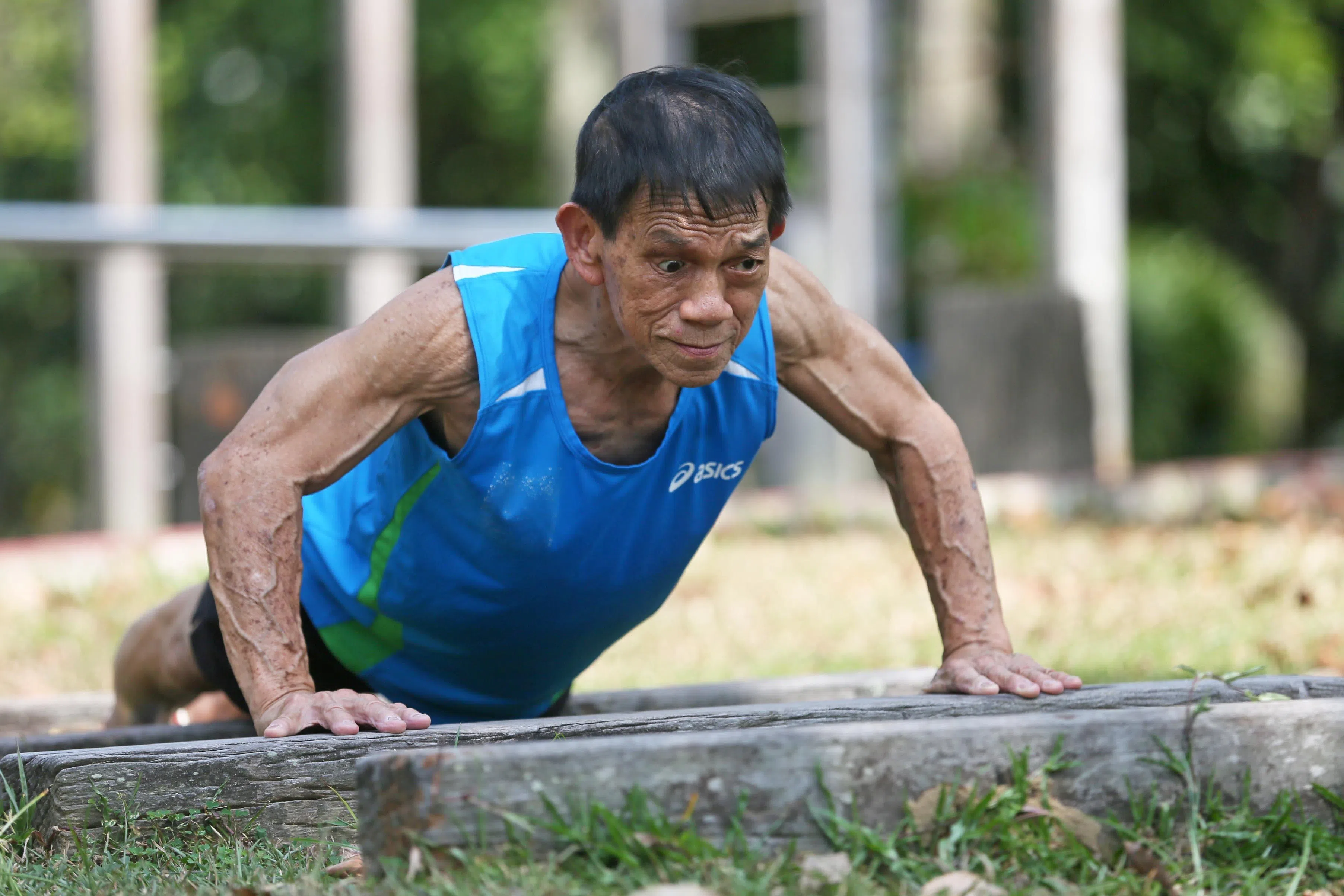 黄美佳之前每天早上会在宏茂桥住家附近运动，三小时内完成三组100下的伏地挺身、三组30下双杠屈臂运动和快走2公里，身形还猛过年轻人。（档案照片）