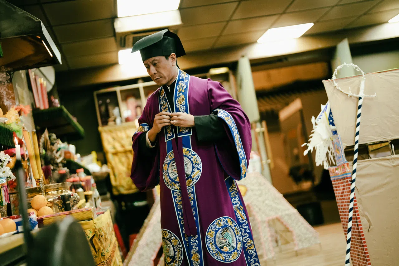 朱柏康私下是虔诚的基督徒，他却百无禁忌披起道袍饰演第二代“南无师傅”。（新加坡电影协会提供）