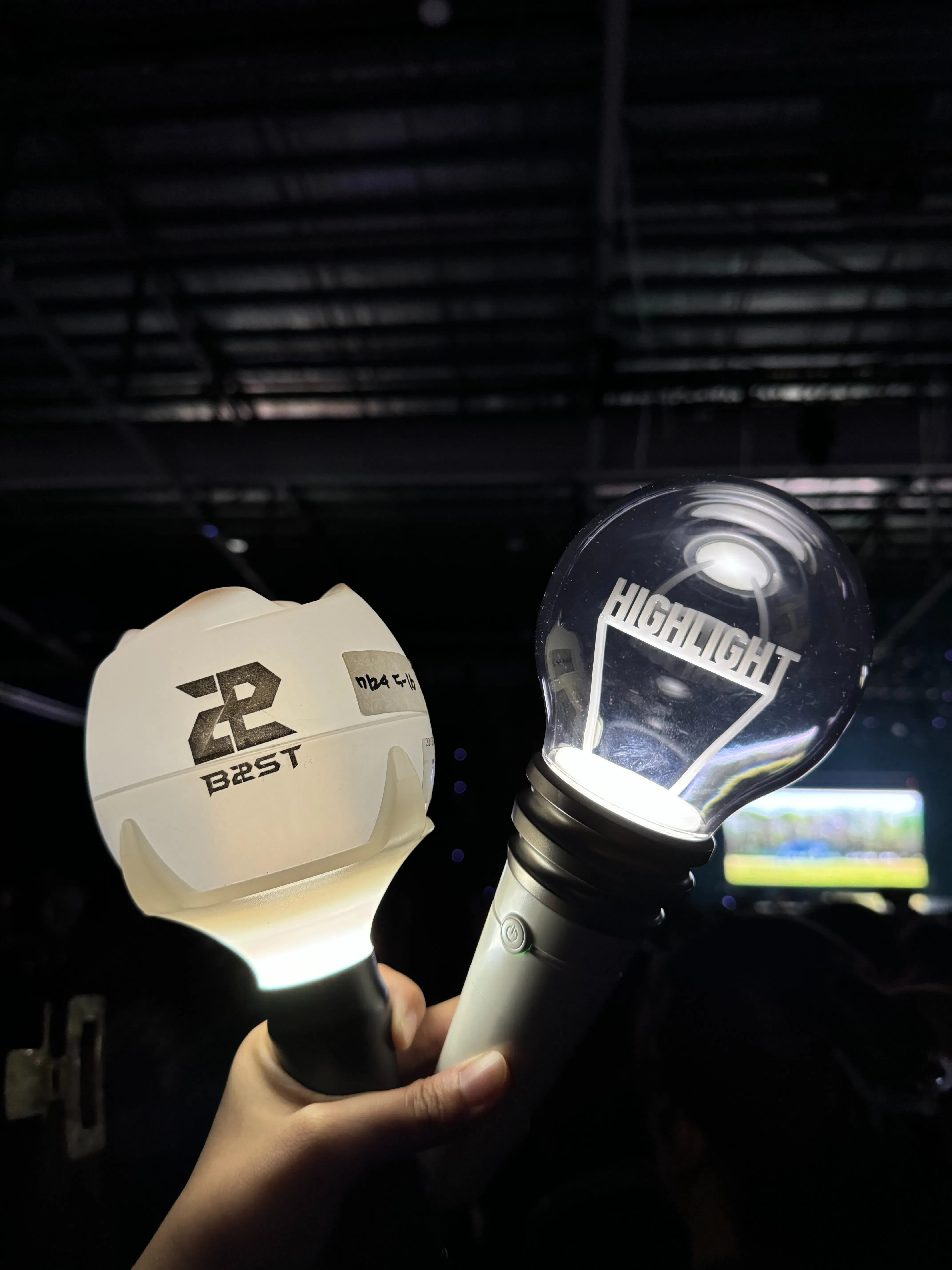 演唱会上粉丝们拿着代表“Beast”（左）及Highlight的荧光棒。（曾慧仪摄）