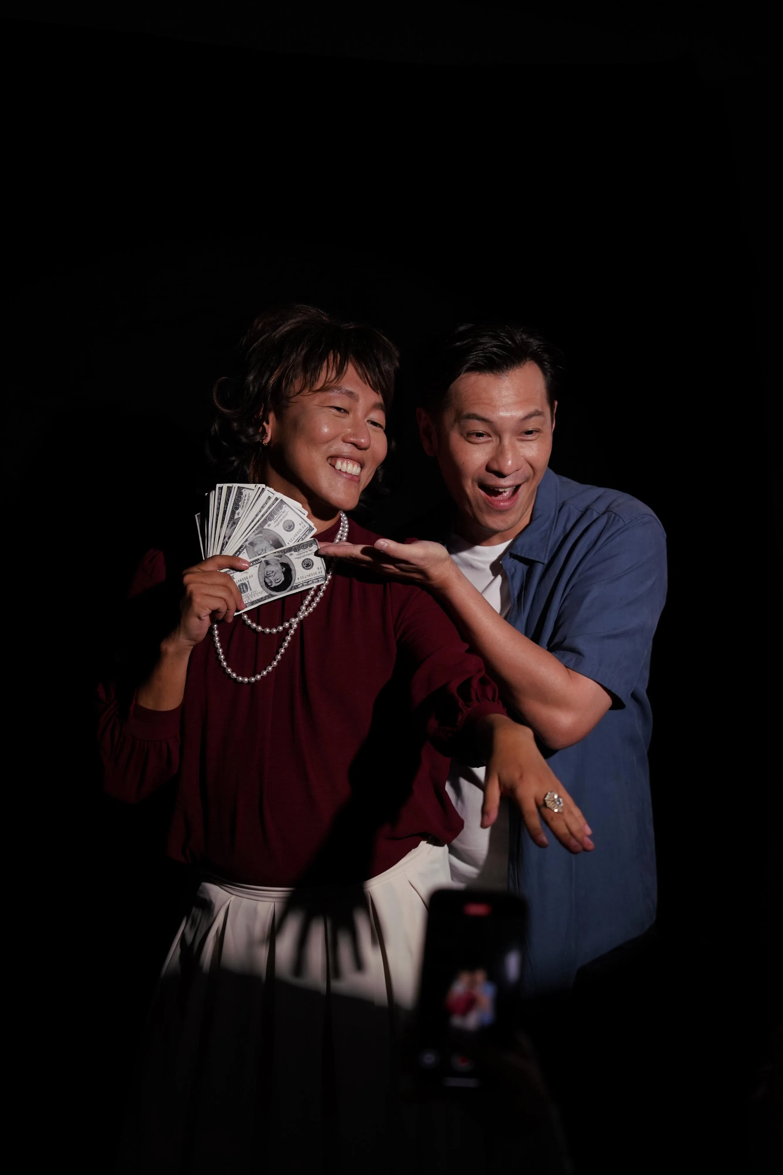 赖宇涵（左）在剧中扮演“Aunty Guci”，和陈泓宇有不少对手戏。（金刚媒体提供）