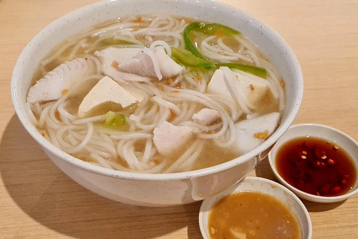 潮州巴当鱼片米粉搭配摊主自制豆酱和辣椒，凸显鱼肉的自然鲜甜。（叶晓虹摄）