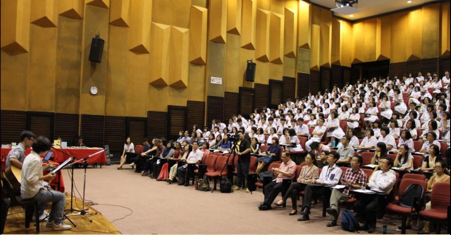 “南方文学之旅”通过新马巡回诗文朗诵，重建两地文学交流的长堤。图为2015年新马作家到宽柔中学古来分校讲堂表演。（南方大学学院提供）