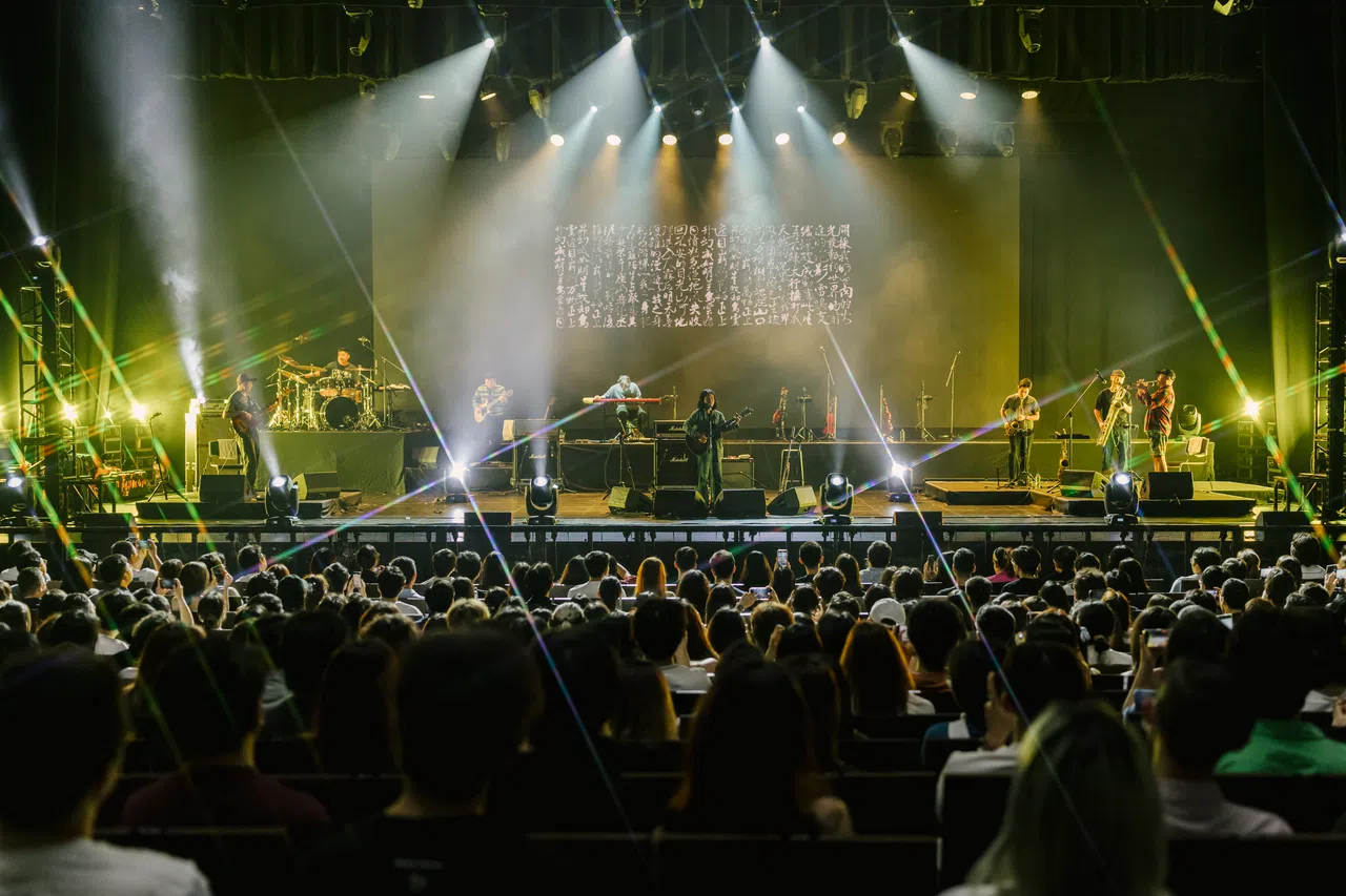 舞台灯光时而昏暗，时而对着观众席闪个不停，现场观众苦不堪言。（Live Nation提供）