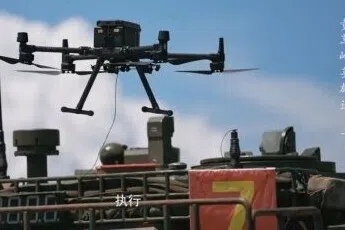 黄草岭英雄连在今年10月的两栖作战演练中也投入其他无人设备，包括利用大型旋翼式无人机侦查战场、垂直投弹。（央视军事视频截图）