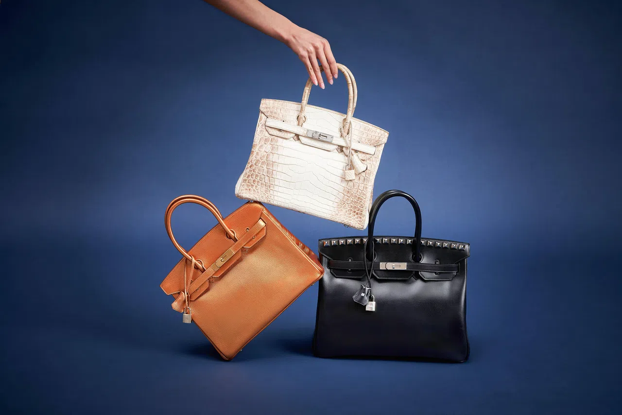 最上端的就是许多爱马仕包包收藏家追捧的白色哑光尼罗河鳄鱼喜马拉雅柏金包30。（苏富比提供）