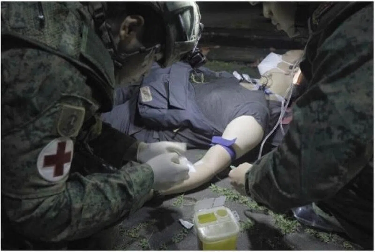 新加坡武装部队的医药急救队为”伤者“处理伤口。（国防部提供）