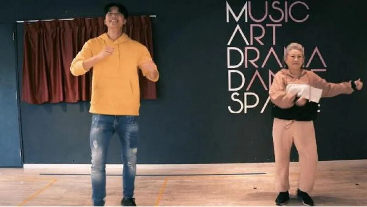 金银姬跟郭坤耀学跳热舞。（视频截图）