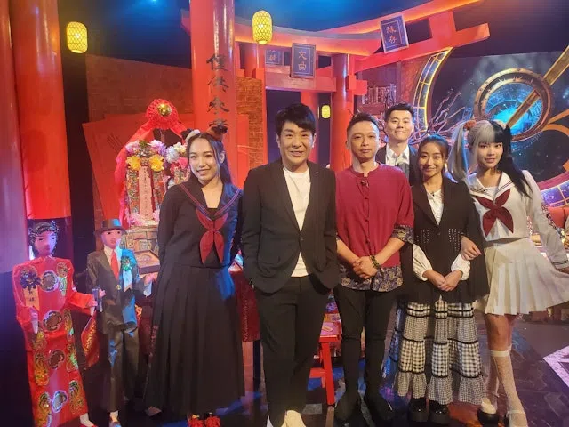 梁思浩（左二）在《直播灵接触》中，重提2013年冥婚真相，并公开向汤镇业道歉。（互联网）