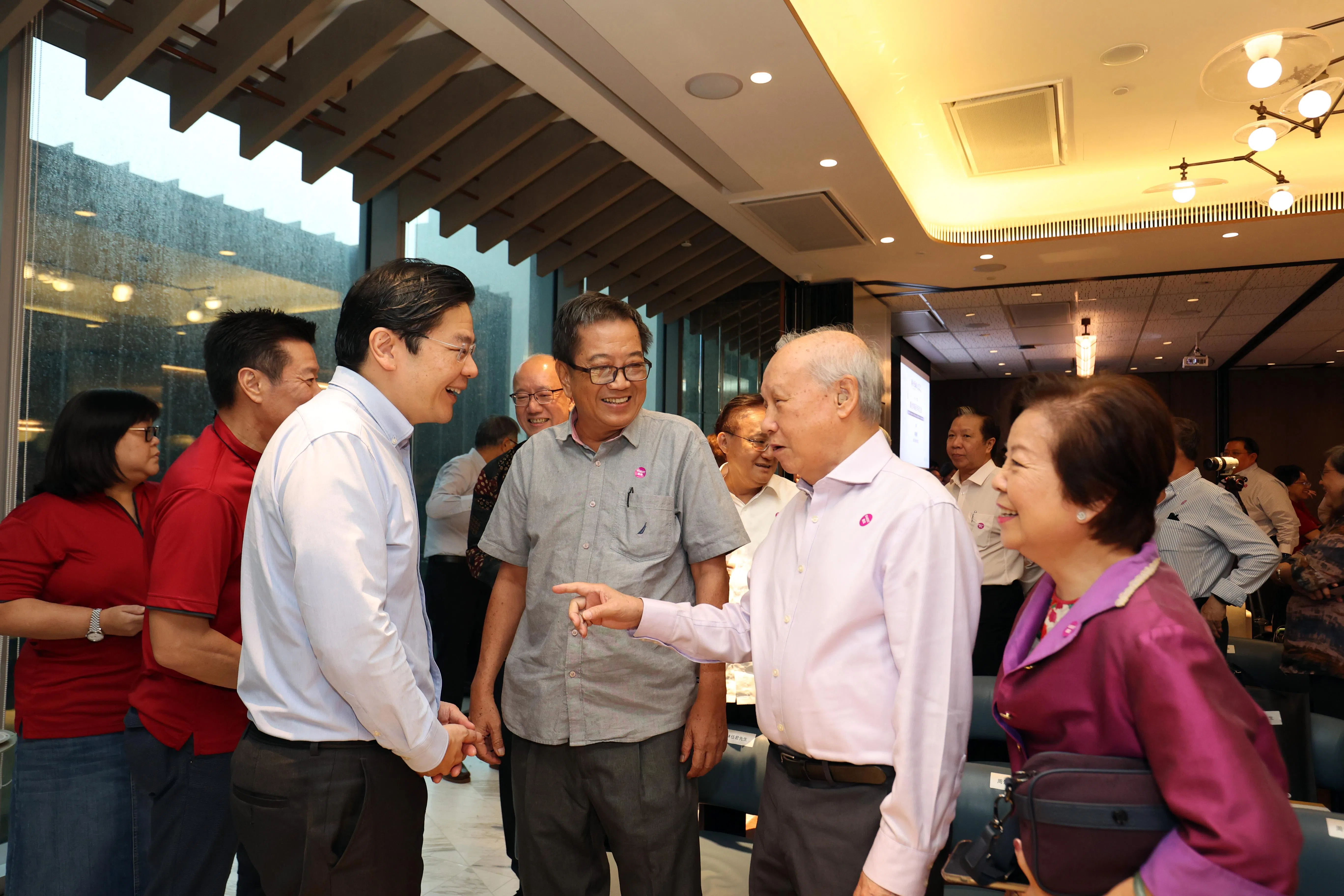 副总理兼财政部长黄循财（左一）在《联合早报》庆生会上，与早报前总编辑林任君（左二起），以及曾任新加坡报业控股高级执行副总裁（华文报兼报章服务集团）的周景锐与夫人交谈。（邝启聪摄）