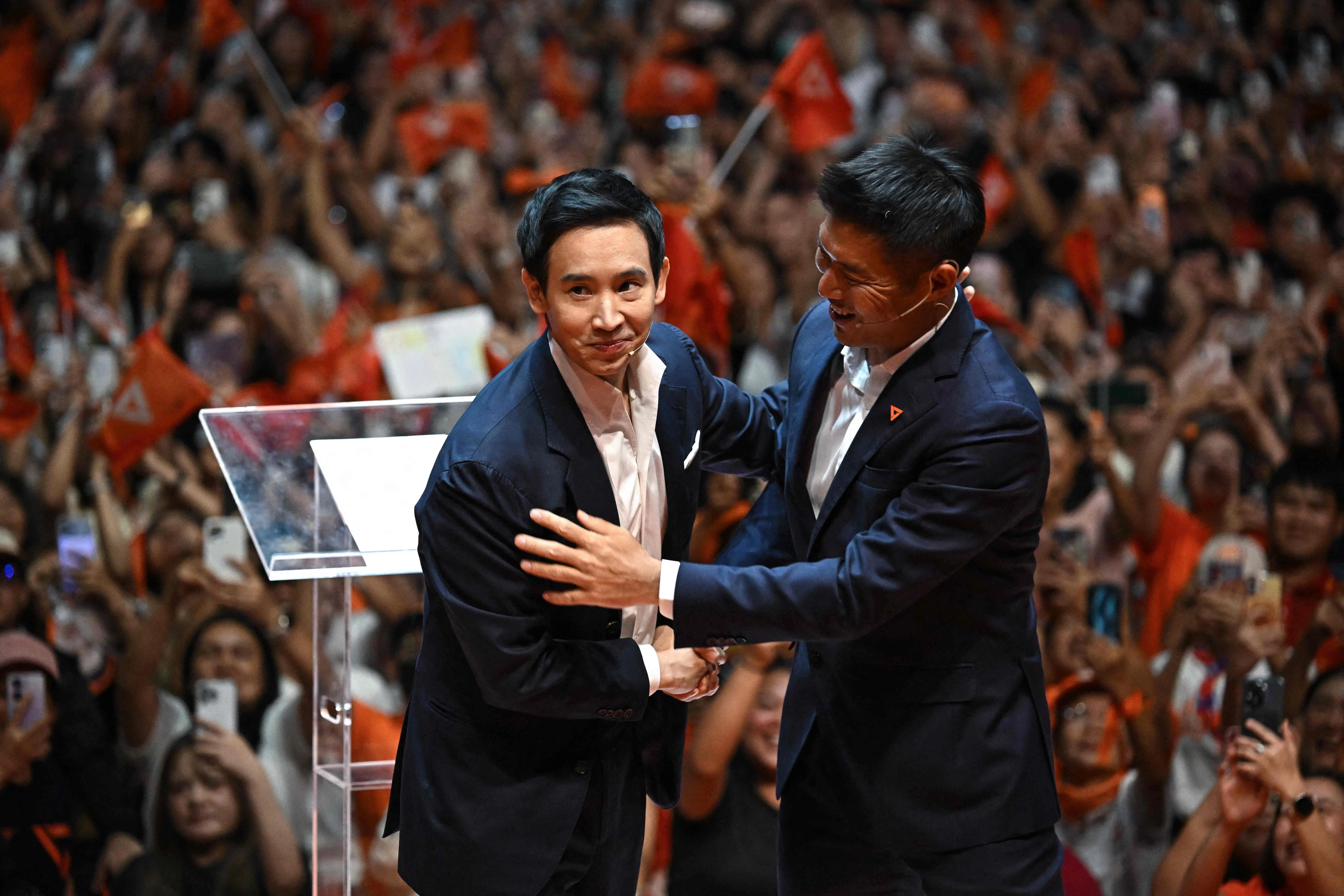 前进党前党魁披塔（左）周五晚为现党魁那他蓬站台拉票。前进党在2024年遭宪法法院强制解散，披塔被禁从政10年。在周五晚的集会上，披塔人气不减。（法新社）