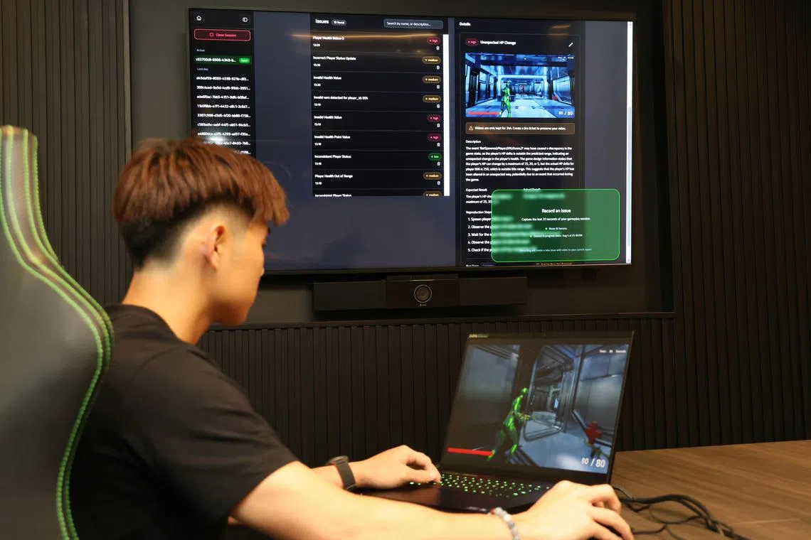 在新设立的人工智能卓越中心，公司技术人员现场展示品控工具质量保障助手的功能。（郑一鸣摄）