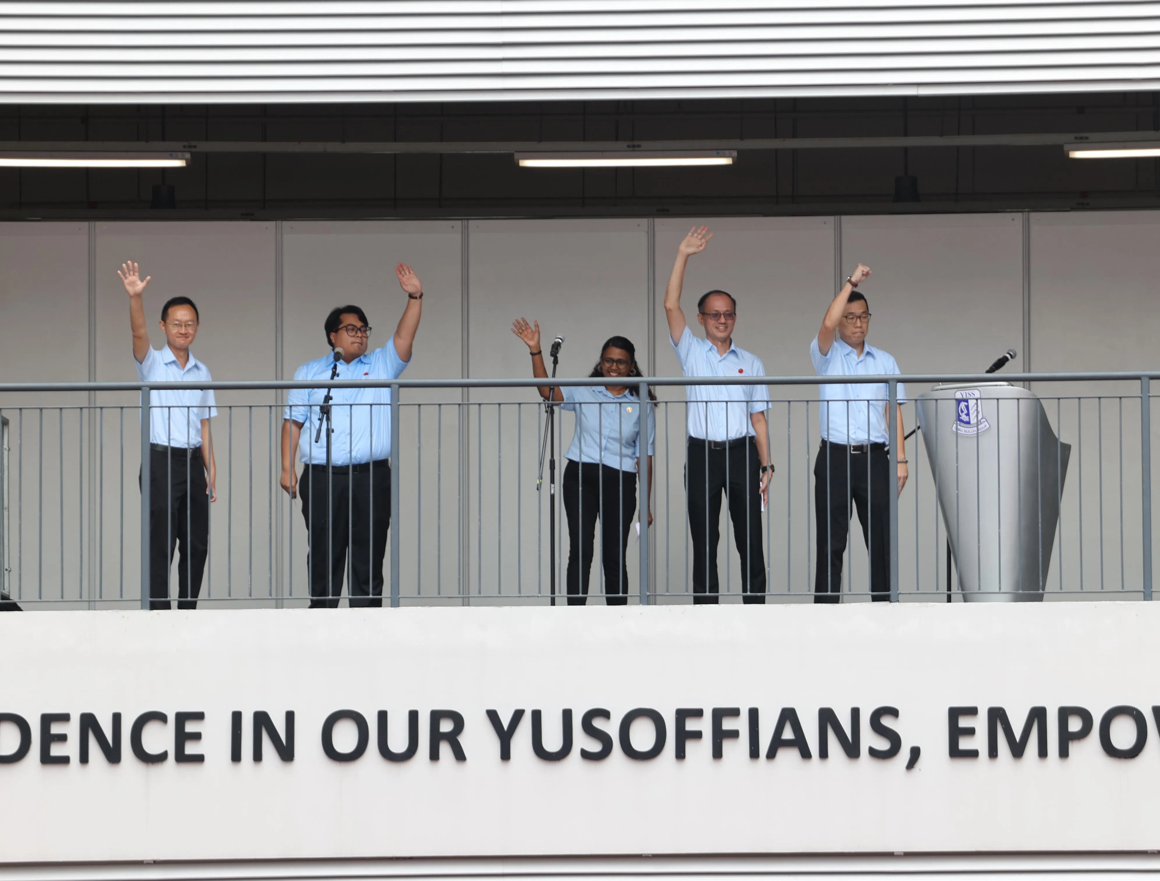 工人党团队由战将余振忠（右二）复出率团。（新明日报）