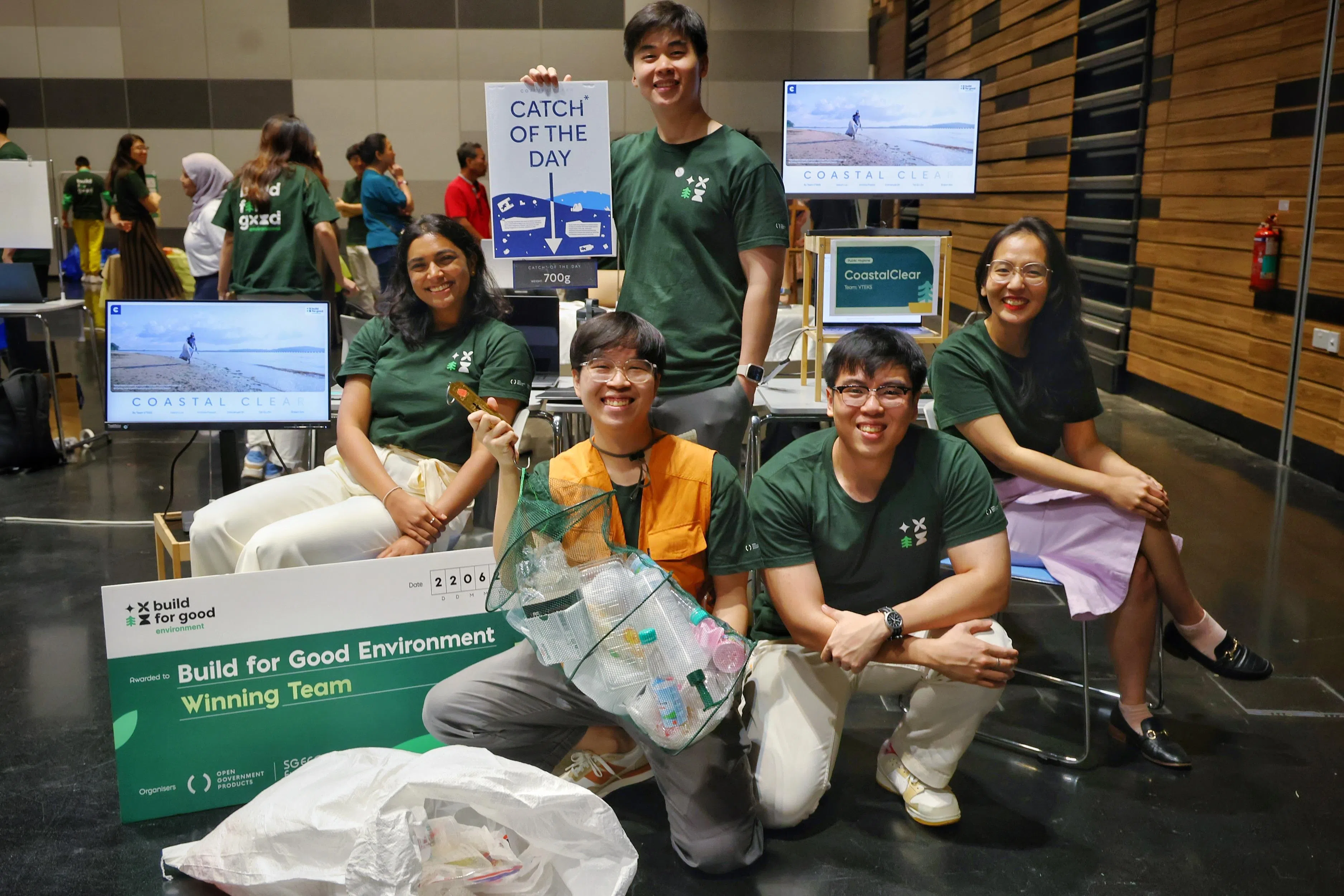 罗雯（右起顺时针）、胡耀宭、沈照勋、克里蒂卡（Krithika Prasad）和陈栯钧都是热爱海洋的青年，他们希望研发平台，为义工组织提供现成数据监测海洋垃圾热点，尽快采取清洁行动。（海峡时报）