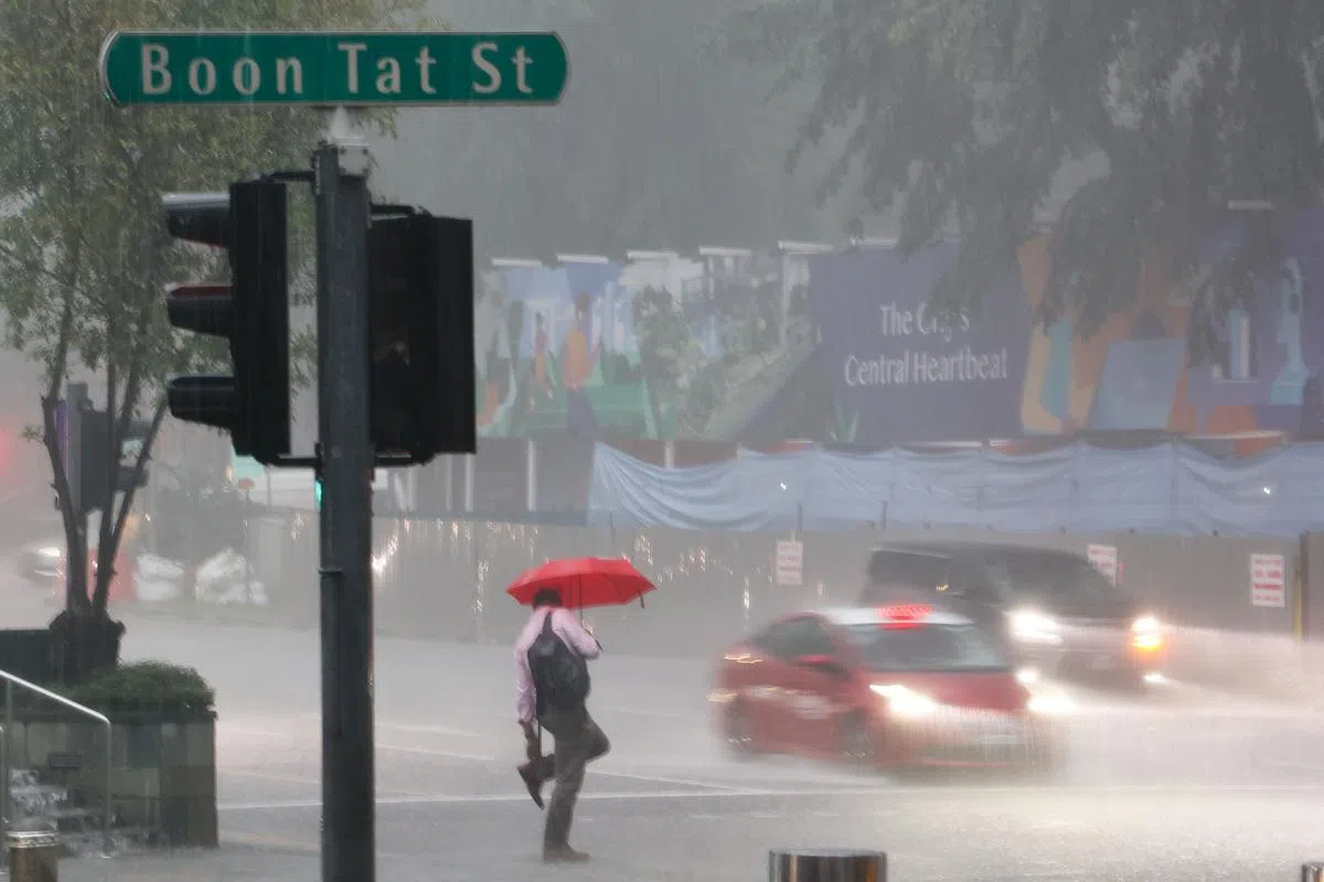 文达街一带下起滂沱大雨。（蔡家增摄）