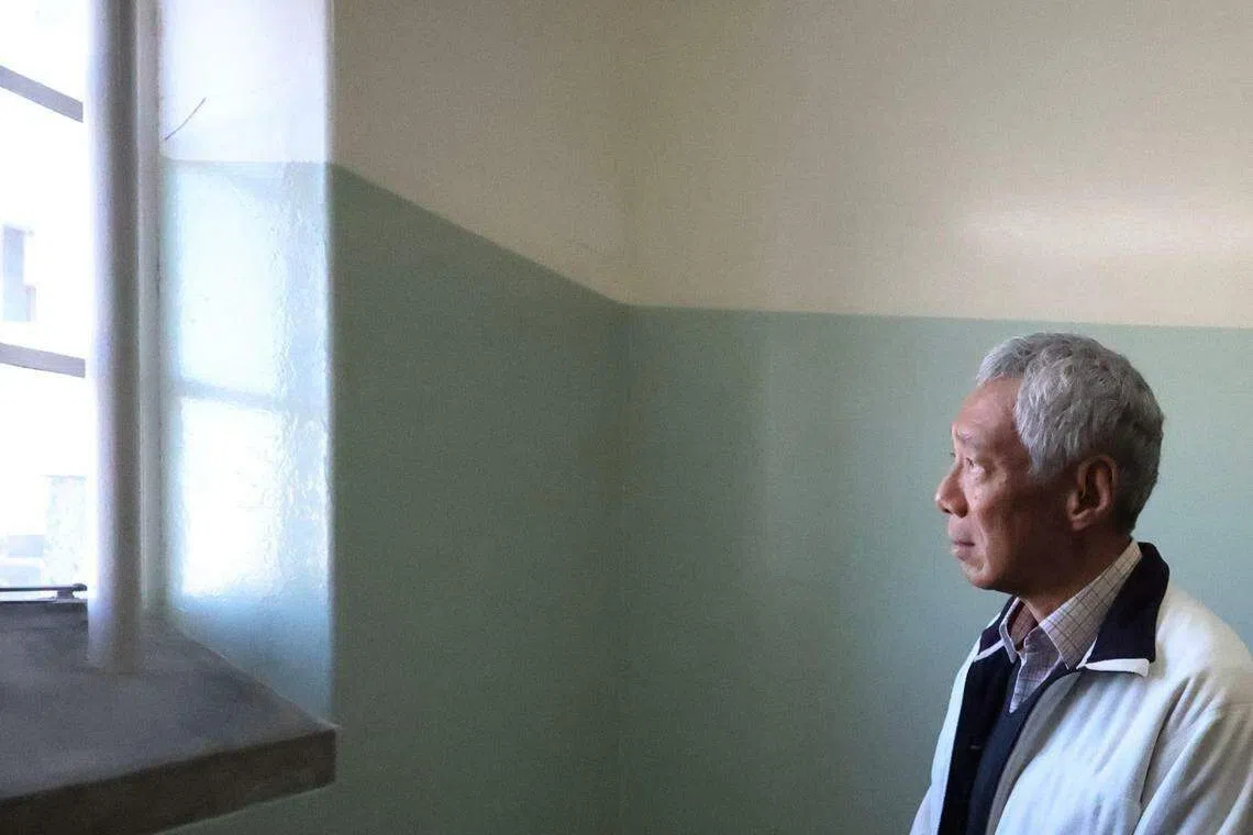 李显龙总理星期二到曾经关押南非首名黑人总统曼德拉18年的罗本岛参观时，走进曼德拉的单人囚室。他在脸书贴文说，亲眼目睹这个场景，并再次想象曼德拉与其他自由斗士的牺牲，让人深深感动。（通讯及新闻部提供）