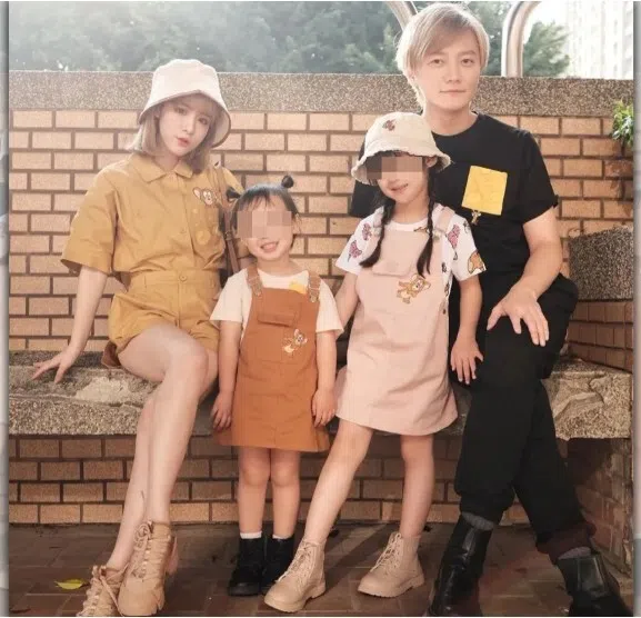 阿沁与老婆花花及一双女儿的全家福。（取自花花IG）