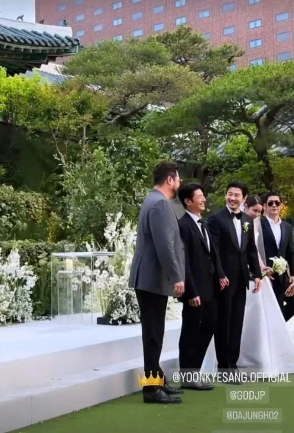 g.o.d成员当婚礼歌手，尹启相（左三）与金泰宇（左）相视而笑。（取自金爱丽IG） 