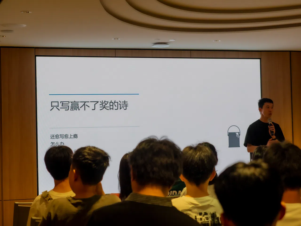 梁海彬分享自己的心路历程，鼓励通讯员勇于创作。（联合学生摄影通讯员胡睿心摄）