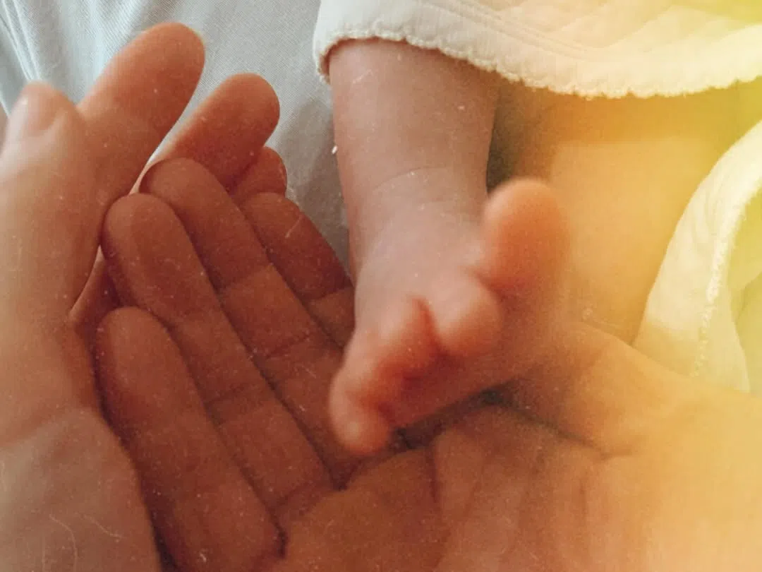 许玮甯晒出貌似她和老公邱泽的手握着新生宝宝小脚丫的照片，宣布当妈妈了。（取自许玮甯IG）