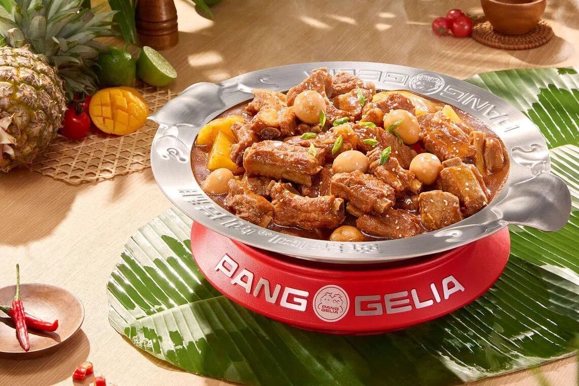 排骨煲的配料有韩国年糕、马铃薯、豆腐和鹌鹑蛋。（品牌提供）