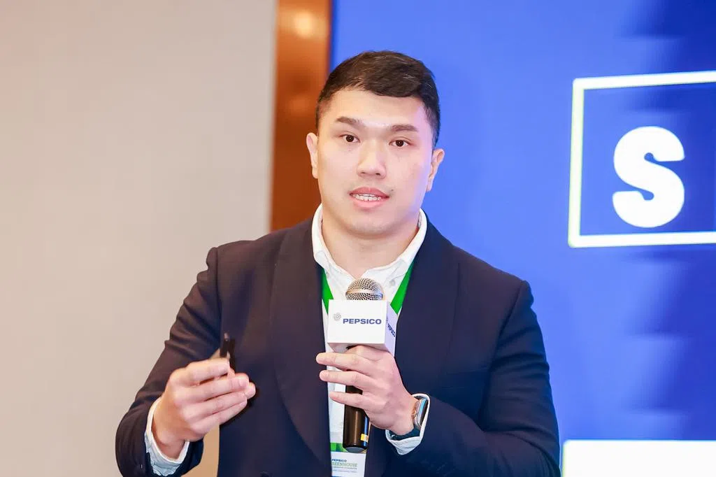 纸山塑料堆是童年乐园 “创三代”用科技重塑回收