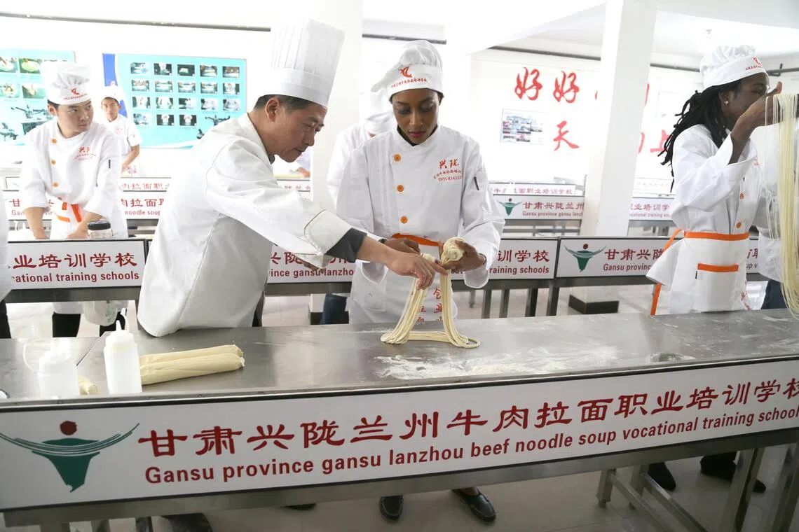 特稿：学历贬值引就业焦虑 年轻人在拉面学校找寻技能价值