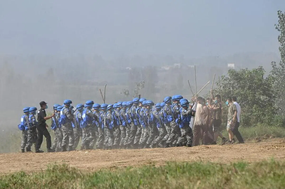 昨天在演习中参加保护平民课目的中国军队。 （法新社）
