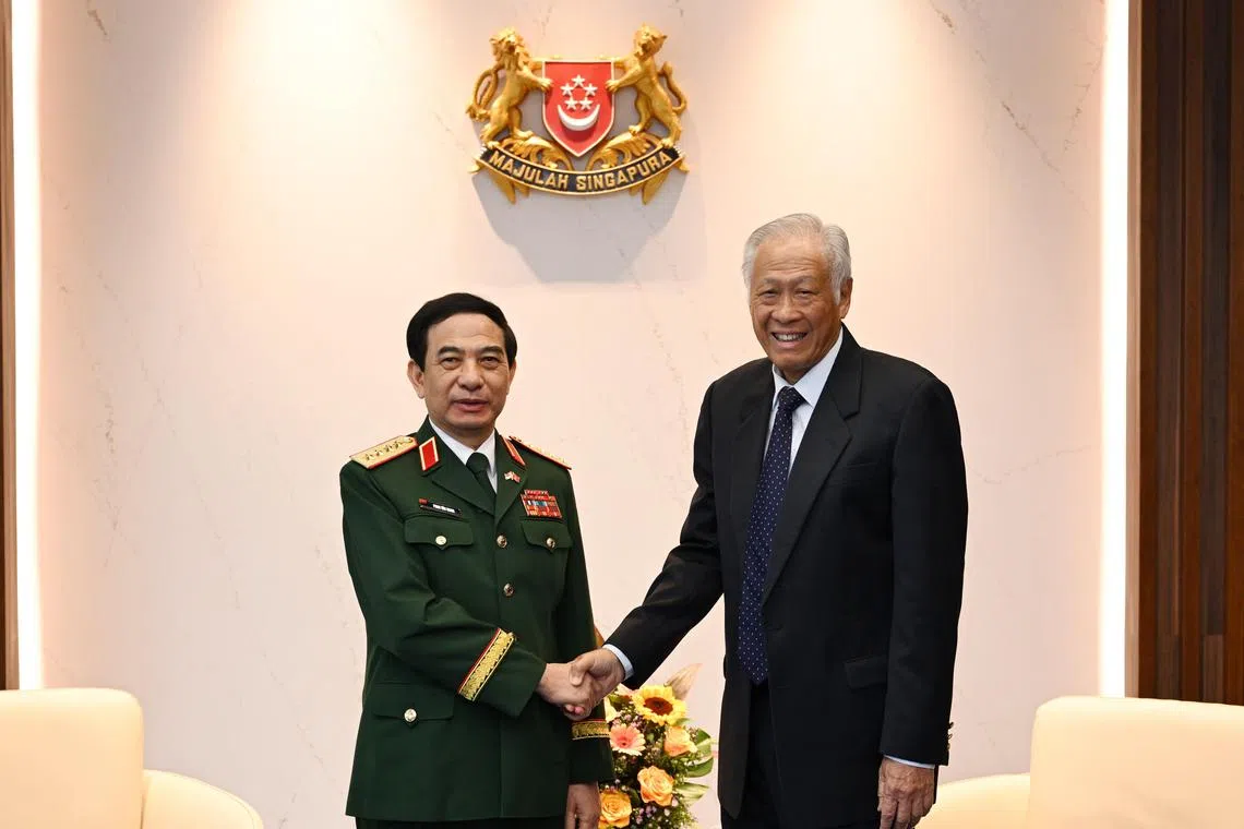 越南国防部长潘文江（左）星期四同我国国防部长黄永宏会面。（国防部提供）