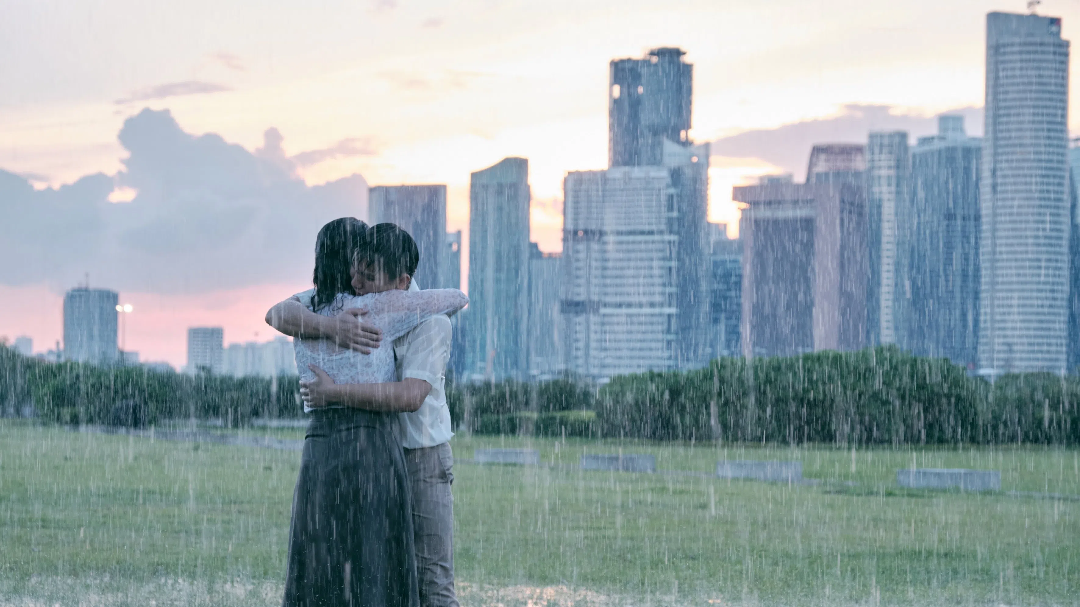 《热带雨》中，杨雁雁和许家乐相拥的“太阳雨”经典画面。（长景路工作室提供）