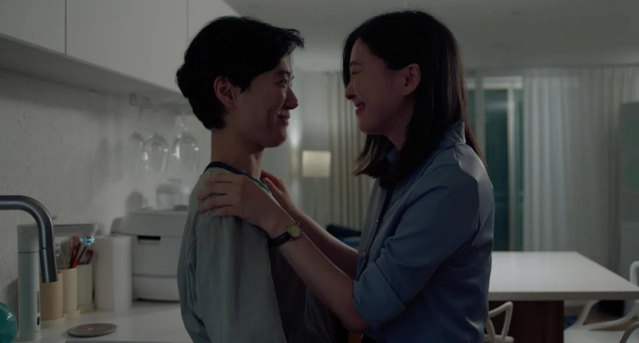 《幸运，公寓》讲述一对女同志伴侣买下公寓后碰到种种衰事。（新加坡电影协会提供）