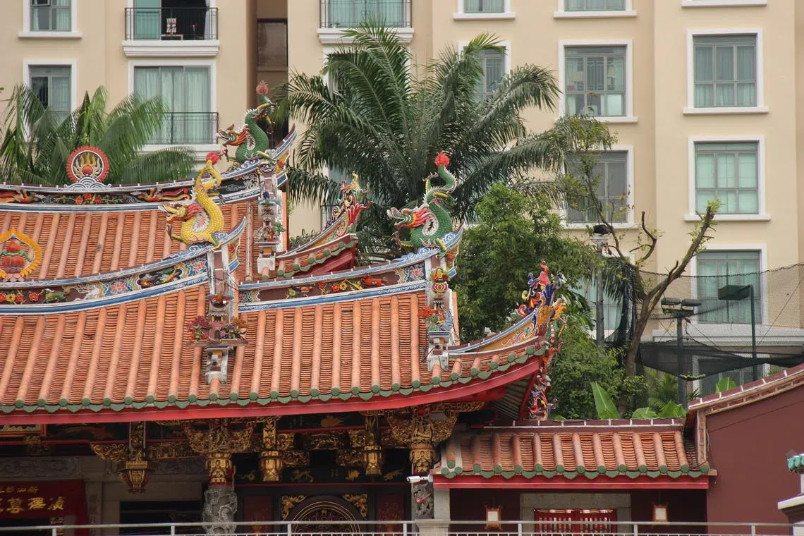 凤山寺屋顶的剪粘装饰。（陈煜提供）