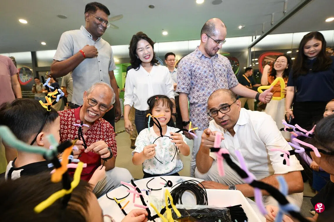 教育部兼永续发展与环境部高级政务部长普杰立医生（前右，白衣）指出，伊蚊绝育计划是我国抵御骨痛热症整体防线的重要一环。社会及家庭发展部长马善高（前左，红衣）一同为儿童故事书《凯与沃兹的小小冒险》主持推介仪式。 （海峡时报）