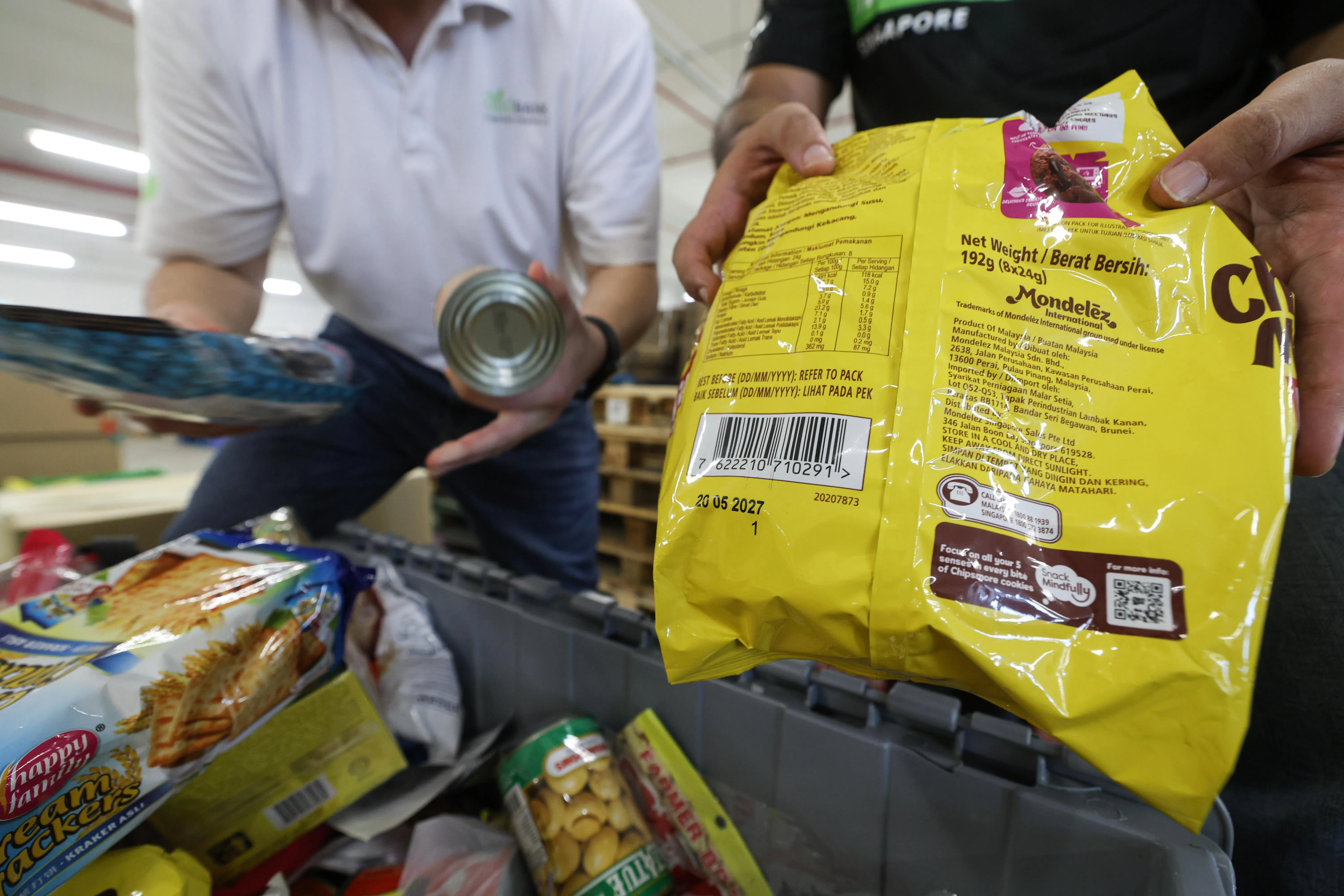 除了易腐食品必须当天派发，新加坡食物银行接收的其余食品一般都有至少八个星期的保质期。（关俊威摄）