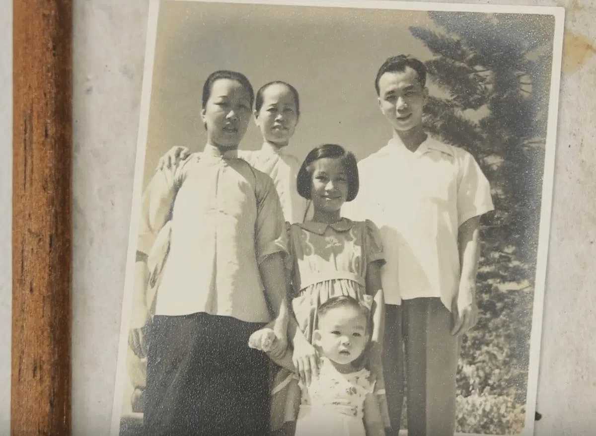 梁月明（中）是跟她曾在牛车水“死人街”开档的表姐（左）学煮云吞面的。