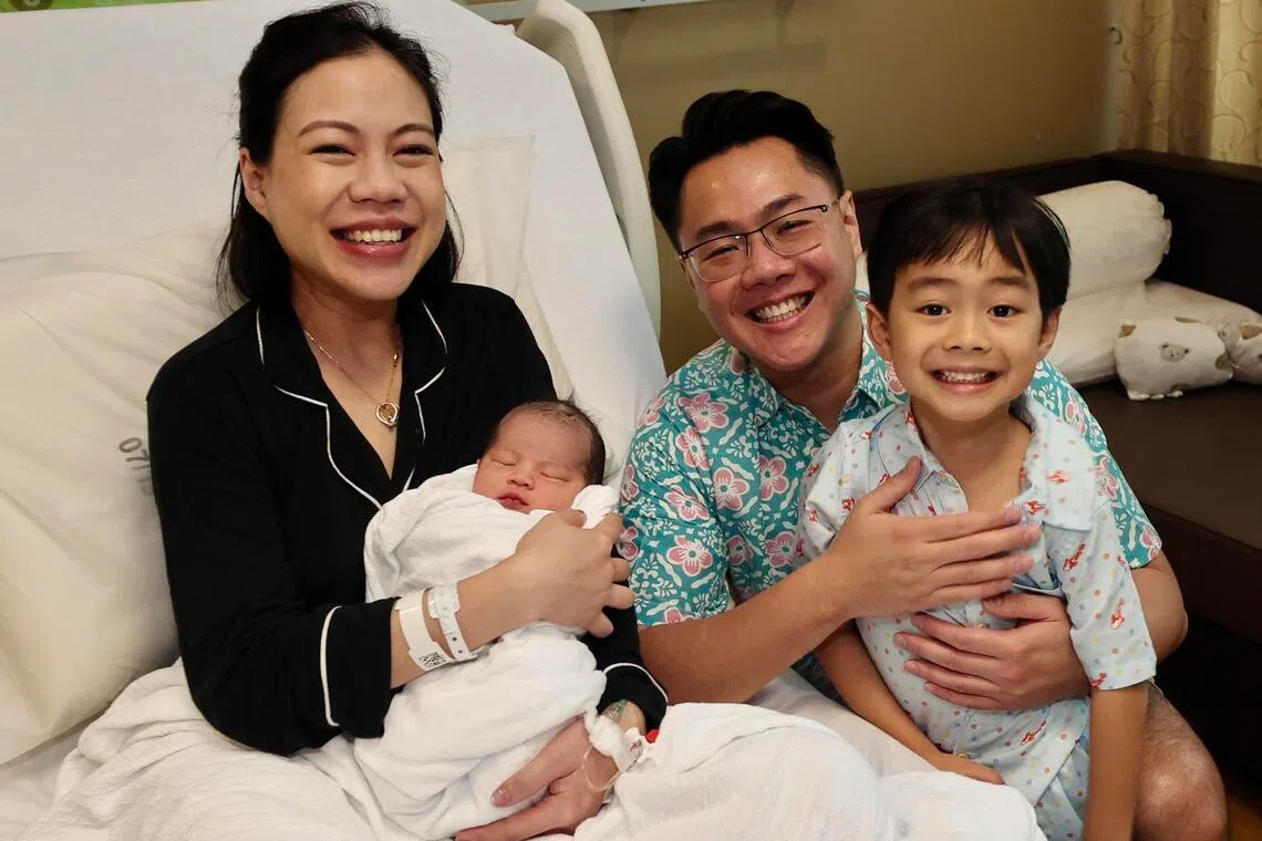 夫妻林水源（右二）和黄美娴（左一）在农历大年初一（2月17日）迎来二宝。林水源说，大儿子林昇阳（右一）期待当哥哥多时，早前一直说要快点见到弟弟。（邬福梁摄）