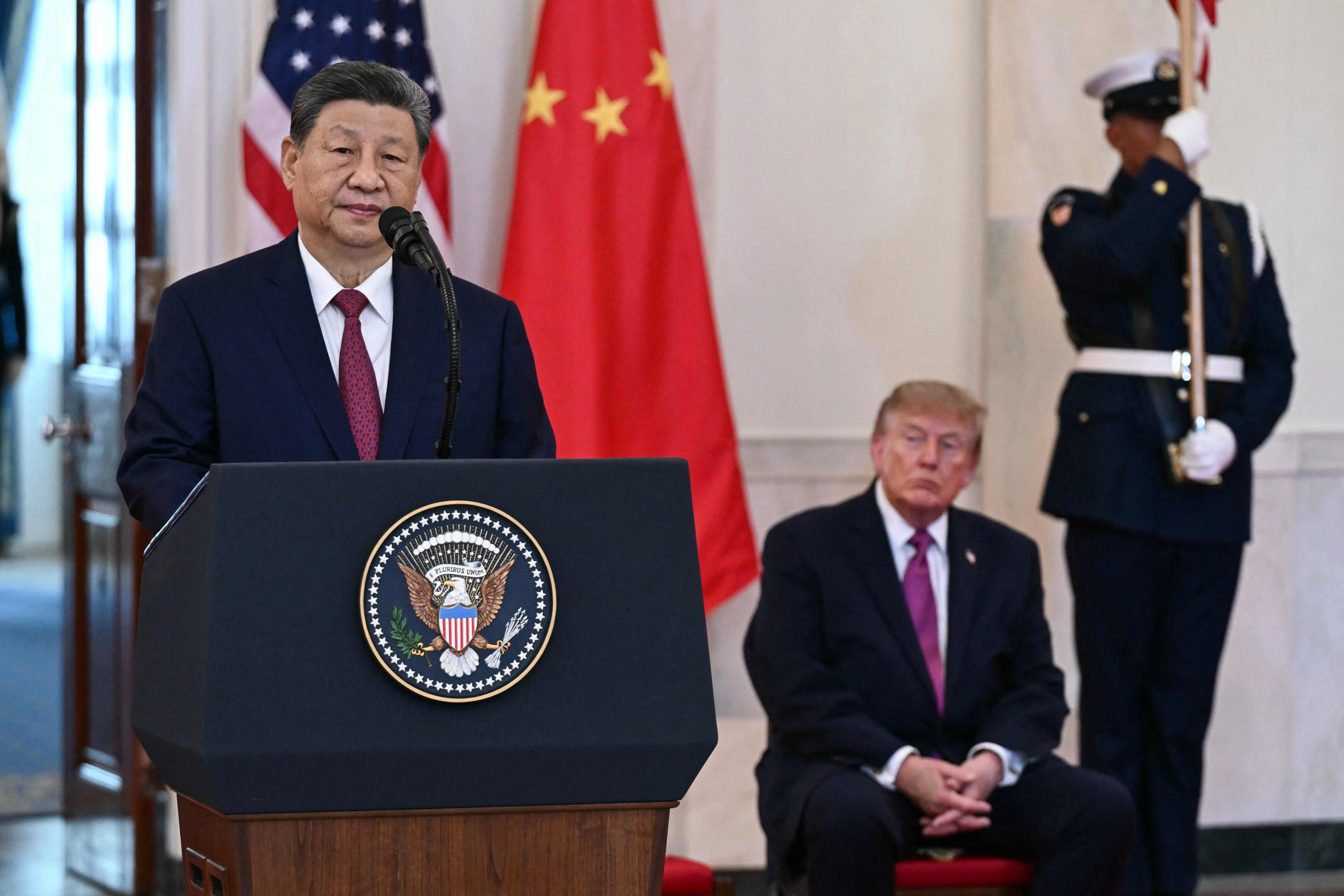 习近平在白宫十字大厅发表讲话，特朗普在旁聆听。（法新社）