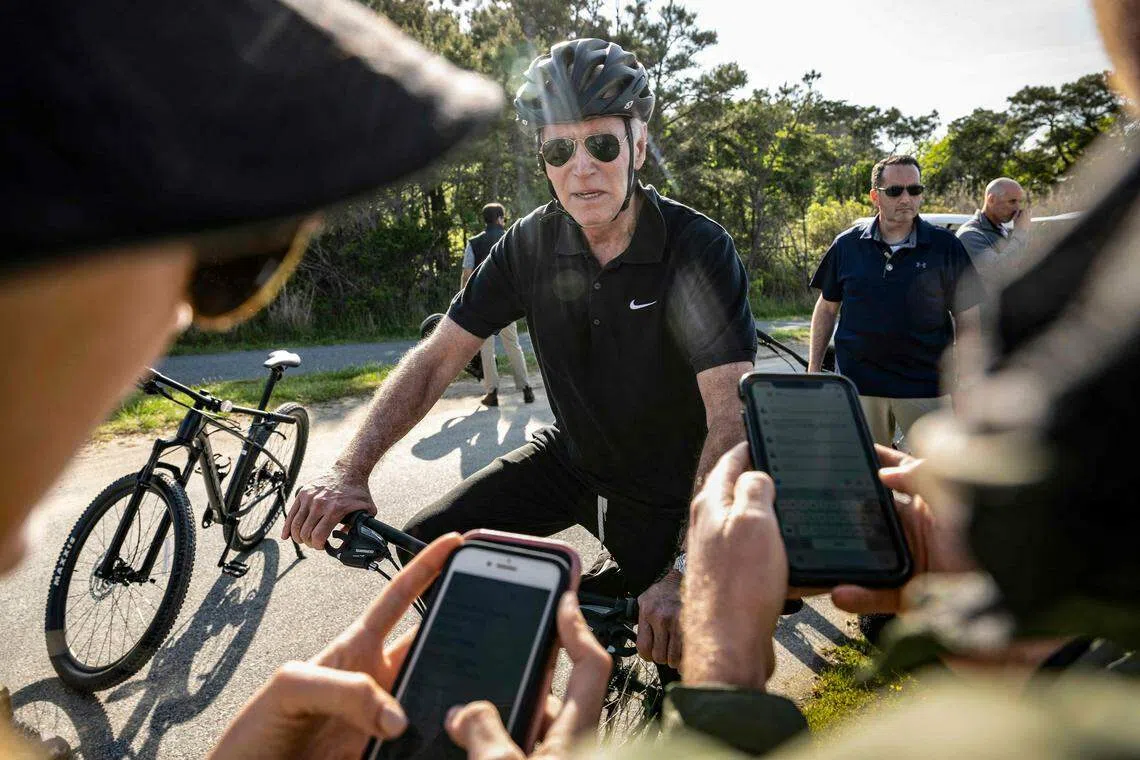 拜登14日在特拉华州住家附近海边骑自行车时告诉媒体，他对与国会共和党领袖的联邦债务谈判感到乐观。（法新社）