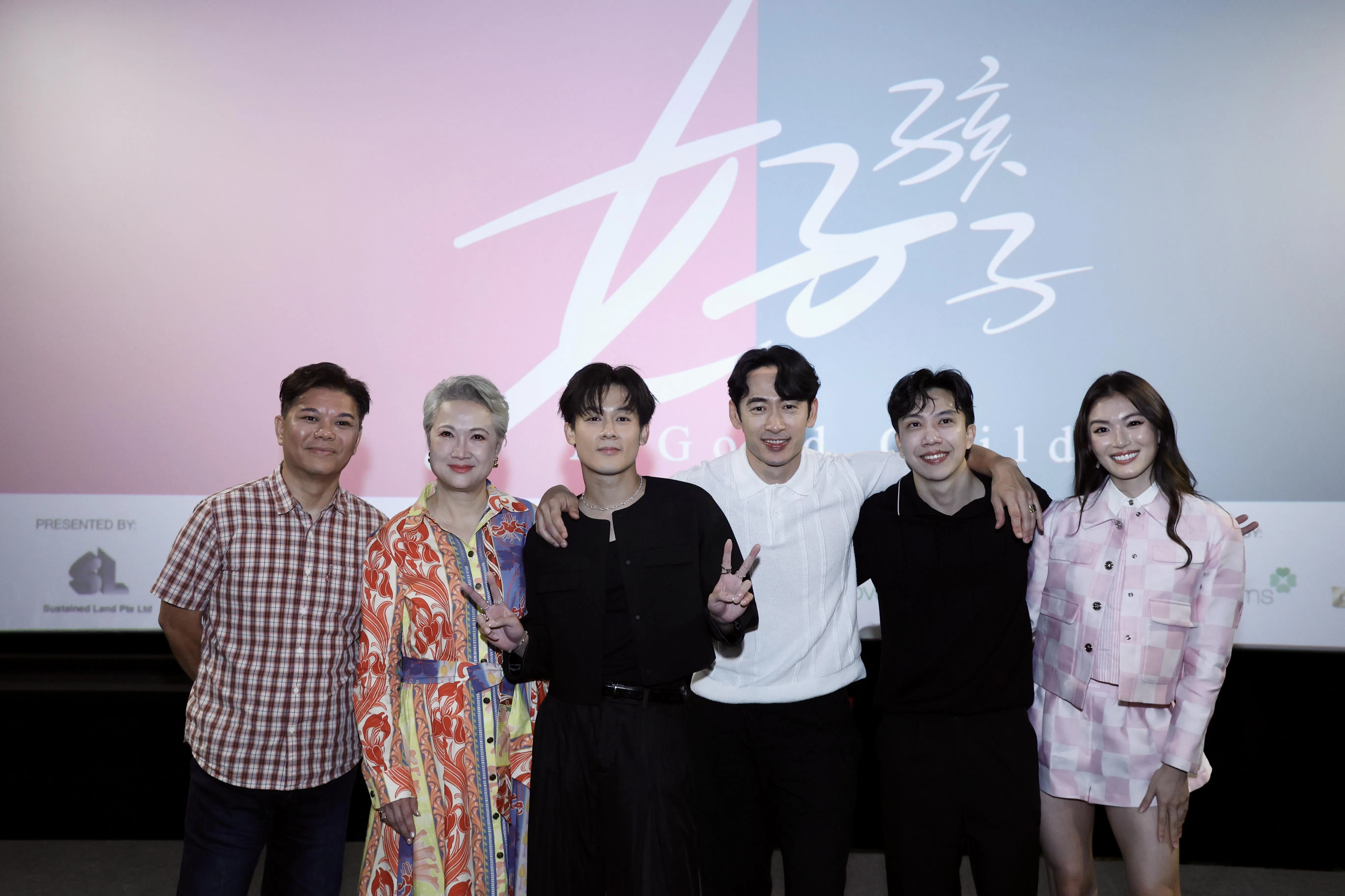 导演王国燊（左起）率领洪慧芳、许瑞奇、路斯明、吴清樑和周智慧出席《好孩子》发布会。（邝启聪摄）