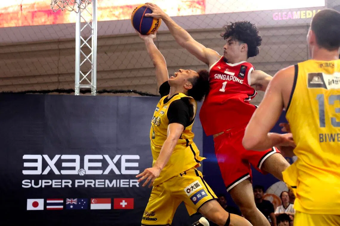 虽然对方场面占优，但我国队员还是全力拼搏，利亚姆（红衣）就送出了精彩封盖，只可惜球队还是输给对手。（郑一鸣摄）