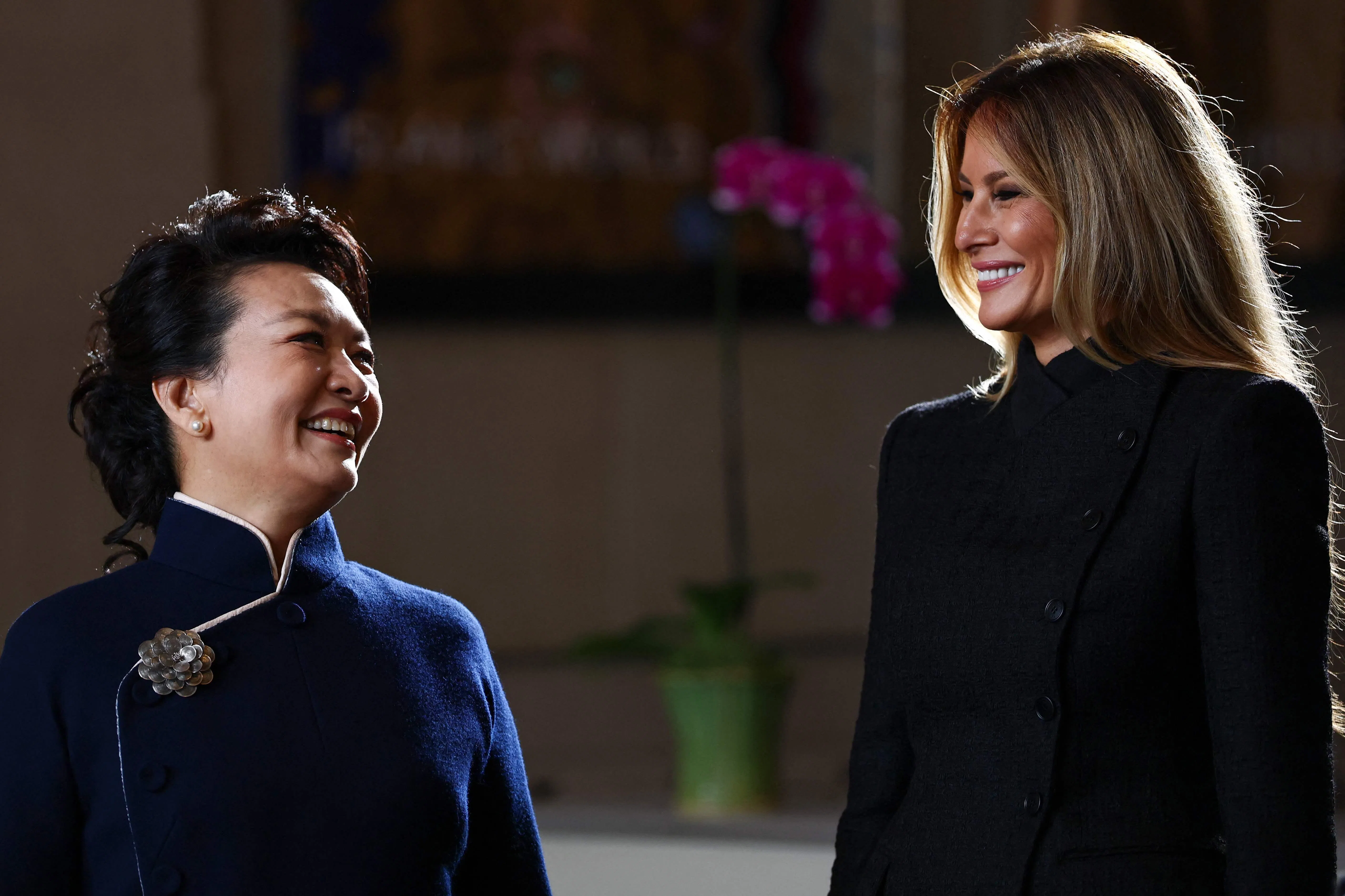 梅拉尼娅与彭丽媛在参观华盛顿史密森尼国立亚洲艺术博物馆期间互动。（法新社）