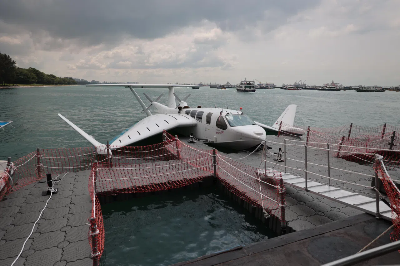 由新科工程属下合资企业AirX研制的“飞鱼8号”，本周停靠在滨海南码头，公众可在本周末（4月13日和14日）一睹其风采。（梁麒麟摄）