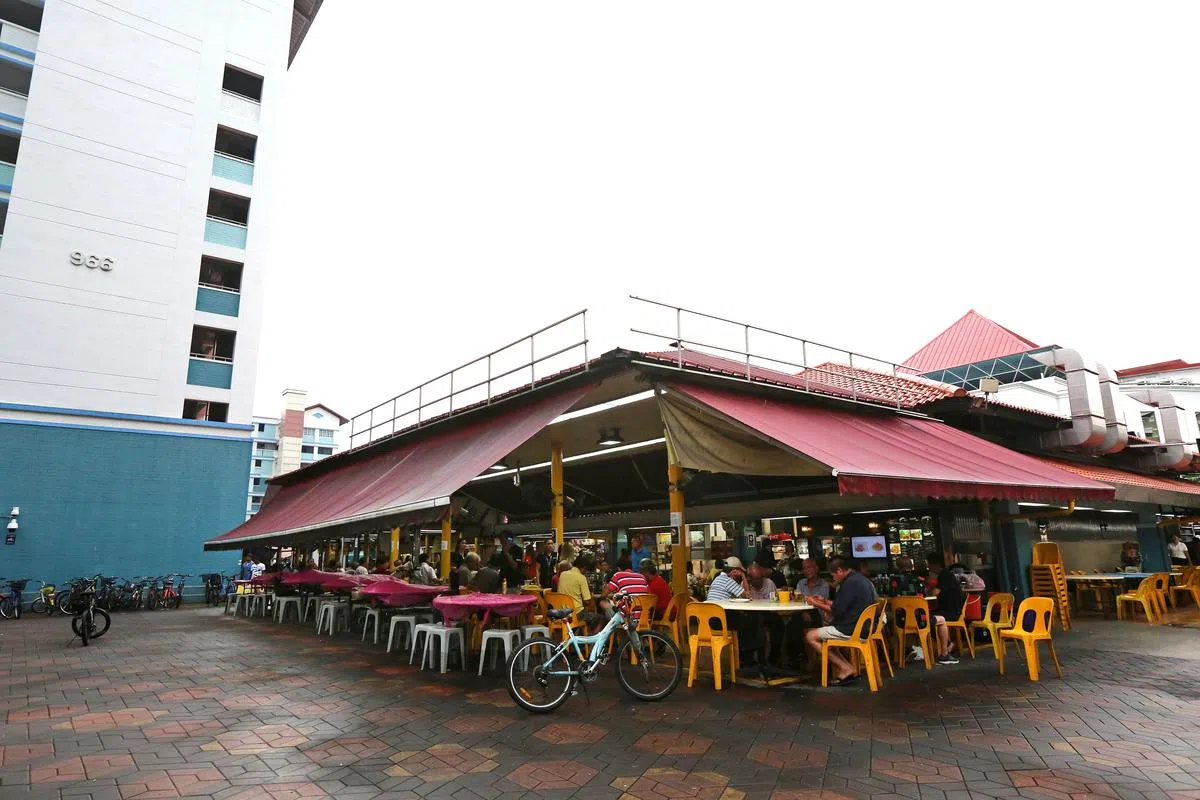 事发地点是裕廊西93街第966座组屋楼下。（档案照）