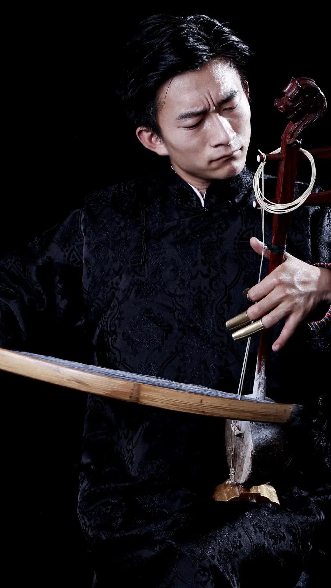 王坤将在本地首演极具代表性的民间乐器皮弦胡。（新加坡华乐团提供）